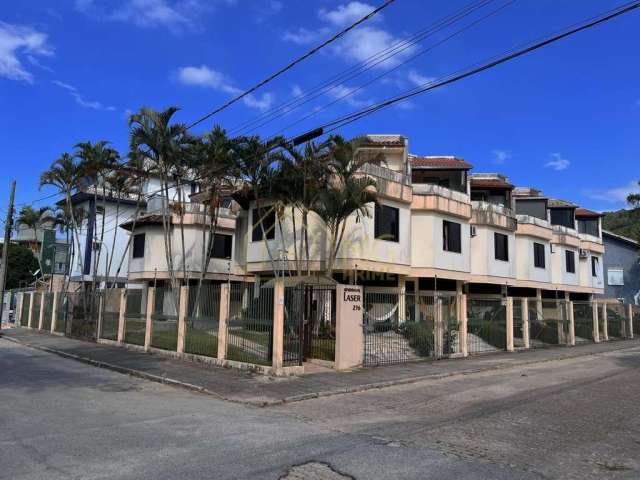 Triplex semi mobiliado a apenas 300 metros do mar em Canasvieiras