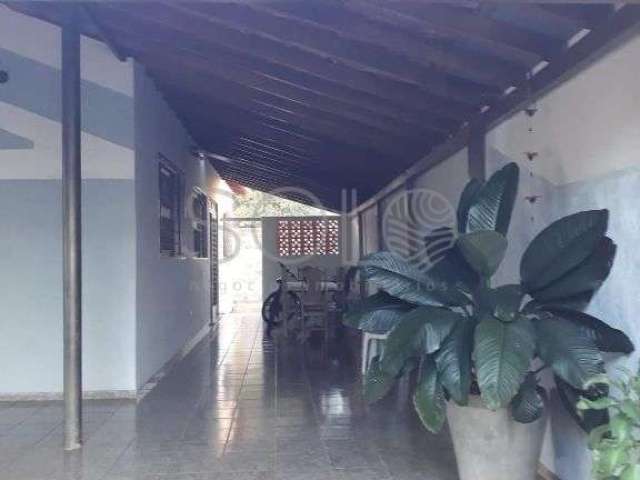 Casa espaçosa com barracão coberto com churrasqueira e localização previlegiada