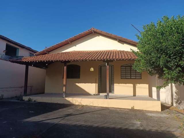 Oportunidade! Casa à venda no Centro de Esmeraldas(MG): 4 quartos, 1 suíte, 2 salas, 1 banheiro, 1 vaga de garagem, 150m². Agende sua visita!