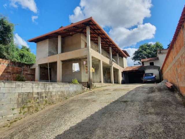 Imperdível! Casa à venda em Esmeraldas-MG, no bairro Fernão Dias, com 4 quartos, 2 suítes, 3 salas, 4 banheiros, 3 vagas de garagem e 360m².