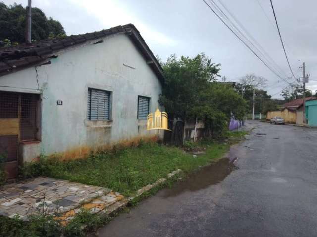 Imperdível casa à venda no Centro de Esmeraldas-MG: 2 quartos, sala, banheiro, 1 vaga, 60 m²!