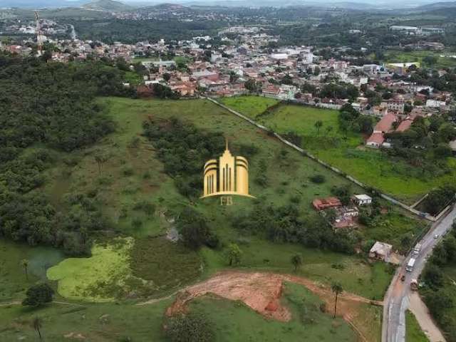 Oportunidade! Terreno comercial de 30.000m² no Centro de Esmeraldas-MG: Acesso fácil, vista exuberante e projeto aprovado.