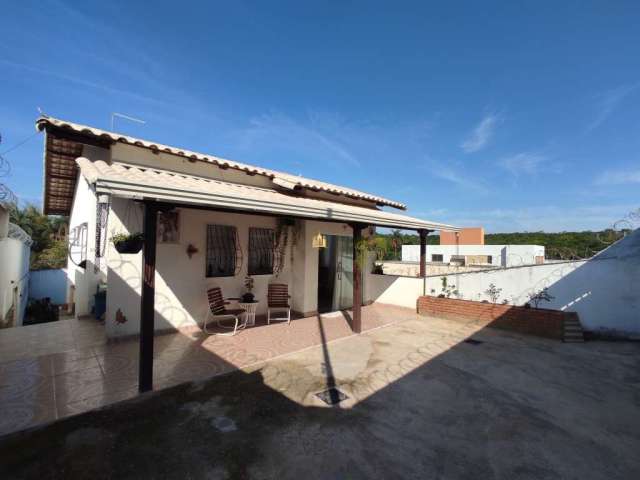 Casa à venda em Esmeraldas-MG, bairro Floresta Encantada, 3 quartos, 1 suíte, 2 salas, 2 banheiros, 2 vagas de garagem, 120m².