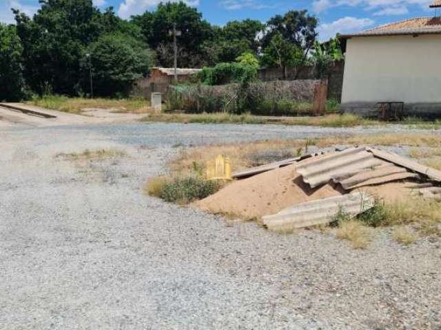 Casa à venda em Esmeraldas-MG, bairro Fernão Dias: 2 quartos, 1 sala, 1 banheiro, 20 vagas, 120m² de área!