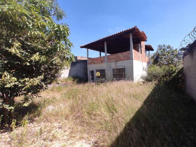 Casa à venda em Esmeraldas-MG, Dumaville: 2 quartos, 1 suíte, 1 sala, 2 banheiros, 3 vagas de garagem, 120m² de área.