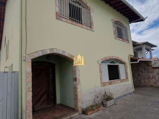 Casa Espaçosa e Bem Localizada no Centro de Esmeraldas: 7 Quartos, 3 Suítes, 3 Salas, 5 Banheiros, 5 Vagas - 430m² - R$850 mil