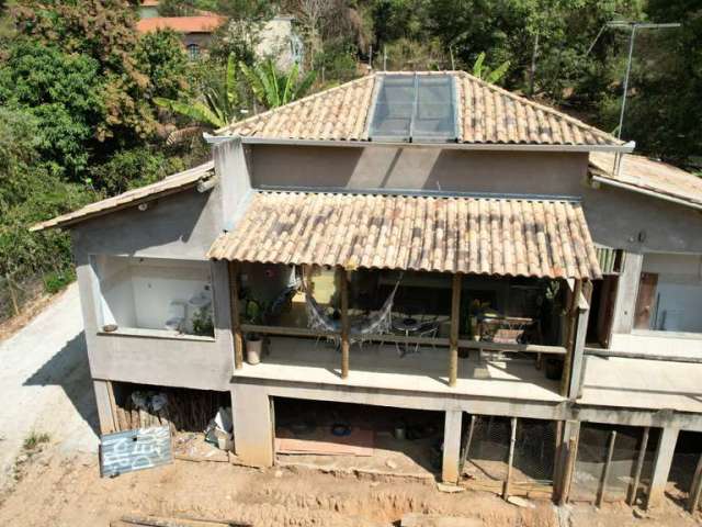 Sítio de 5.500m² à Venda no Condomínio Nosso Rancho - 3 Quartos, Suíte e Ampla Sala