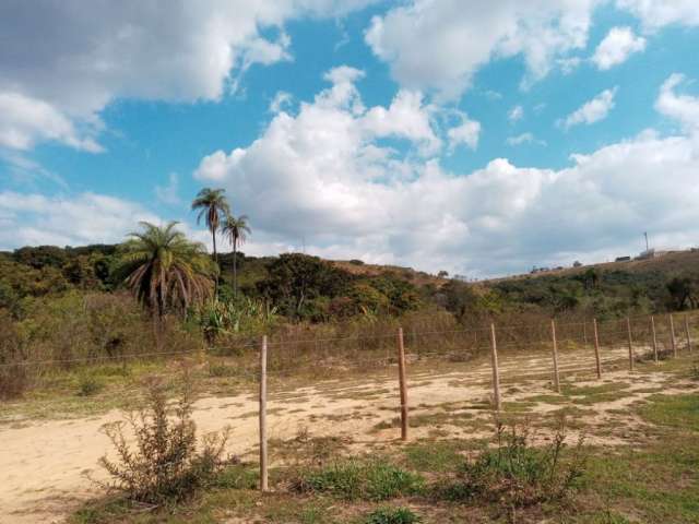 Terreno com 40.000m², pode ser vendido separado.