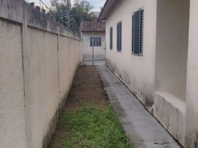 Vendo casa 4 dormitórios, garagem com 04 vagas sendo 2 cobertas, area de serviço, cozinha, sala, edicula