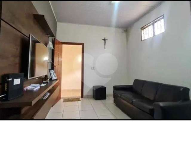 Casa com 4 dormitórios, sendo 1 suíte.