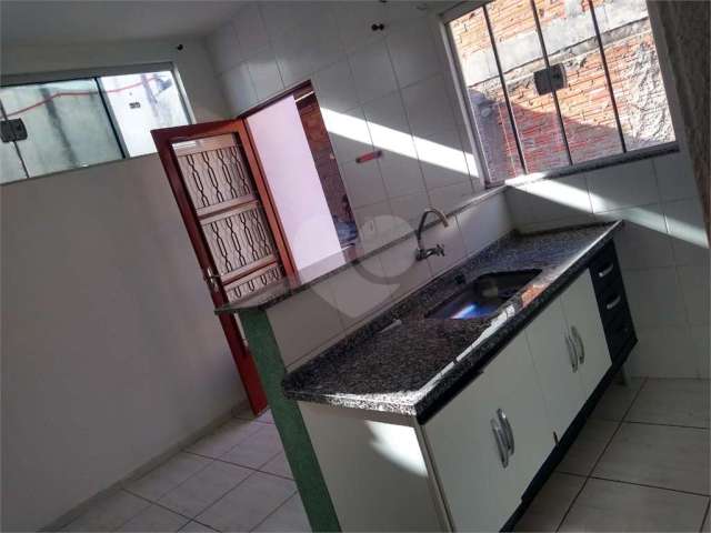 Casa de 1 quarto + salão comercial na Vila Industrial