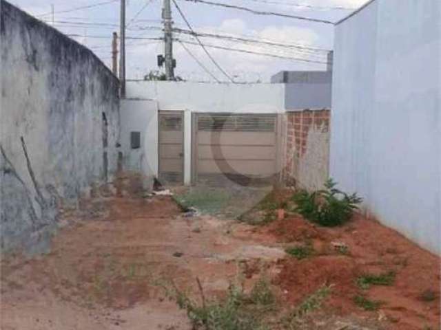 Terreno murado e com portão na Vila Alto Paraíso