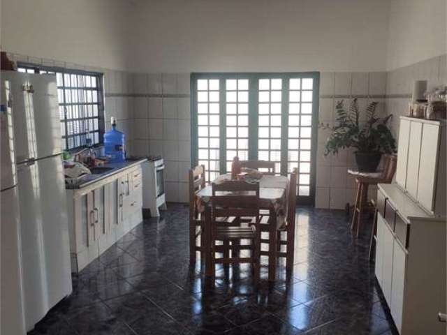 Casa de 4 quartos, sendo um deles uma suíte, + ponto comercial na Vila Souto