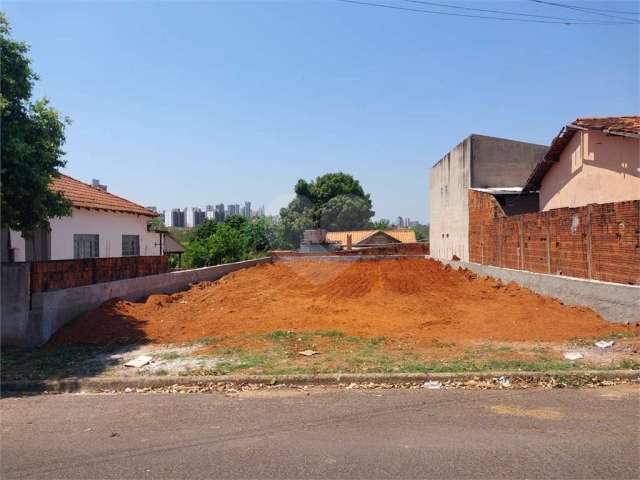 Terreno à venda em Jardim Jandira - SP