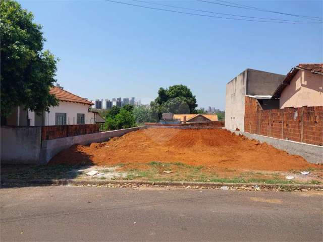 Terreno à venda em Jardim Jandira - SP