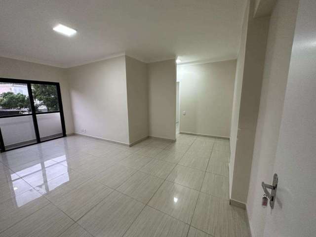 Macuco- apartamento dois dormitórios-dep-frente-sacada-vaga demarcada- ref 2144