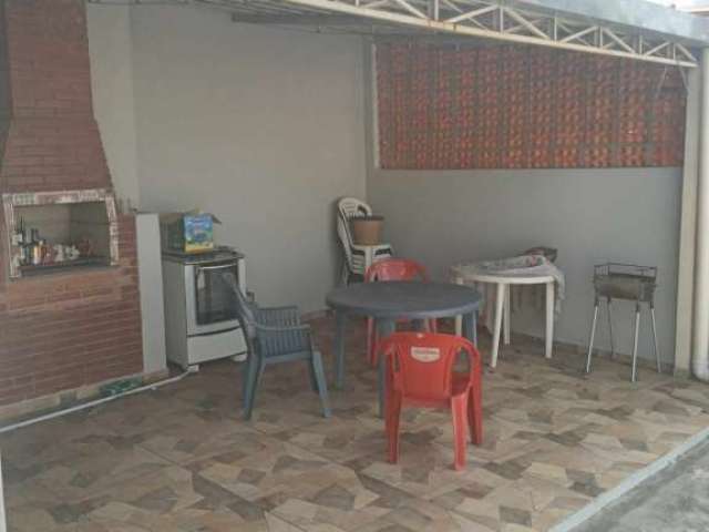 Casa Térrea em Valinhos com 3 dorms. c/suíte e 3 vagas de garagem