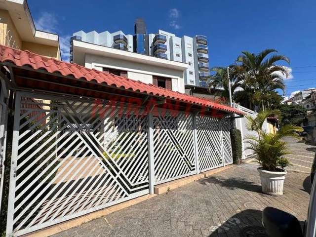 Sobrado de 214m² com 3 quartos em Água Fria