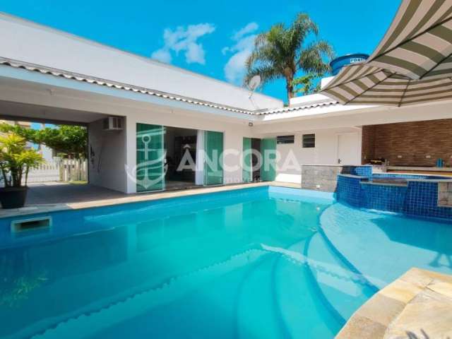 Casa com 04 suítes e área de lazer com piscina e jacuzzi a poucos passos do mar, á venda em Itapoá