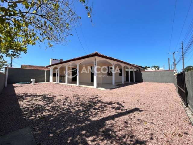 Casa de esquina, com 03 quartos e um amplo espaço de terreno, de frente ao asfalto próximo ao corpo de bombeiros - Itapoá/SC