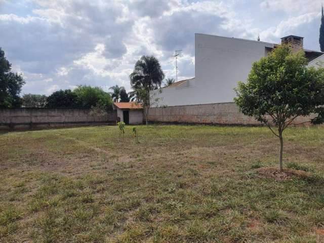 Terreno murado com 445 m² no Resek