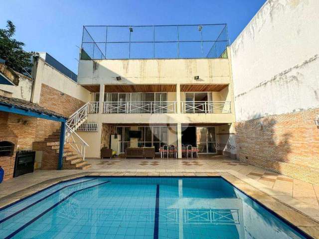 Casa Triplex a venda no Grajaú, com 4 Quartos sendo 3 suítes, varanda, piscina, churrasqueira e 5 vagas de garagem.