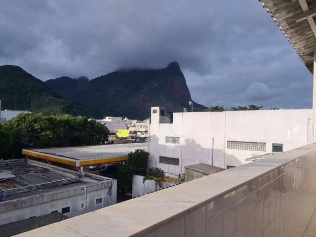 Jardim Oceânico - Oportunidade para investidores. Cobertura na Guedes da Fontoura para reformar/obra. Vista para a Pedra da Gávea. Barra da Tijuca/RJ.