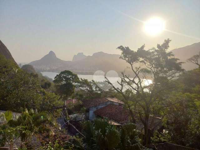 Linda casa na Lagoa com 4 suítes