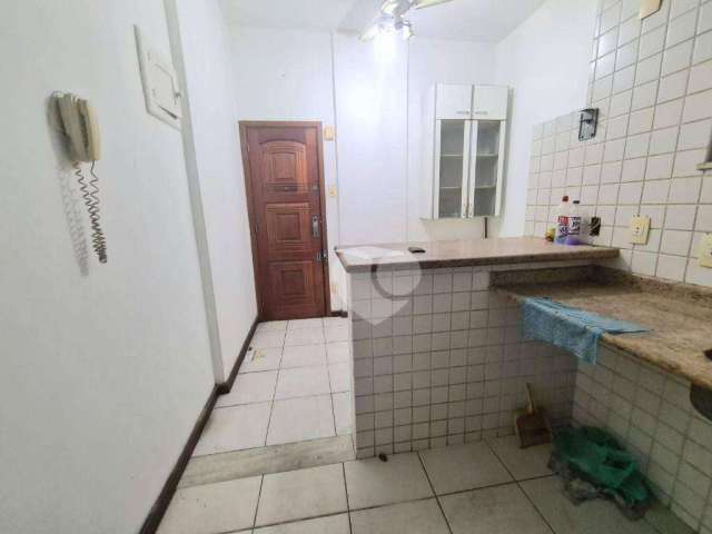 Ótimo quarto e sala, reforma já esta sendo efetuada, Oportunidade 1 quadra da Praia.