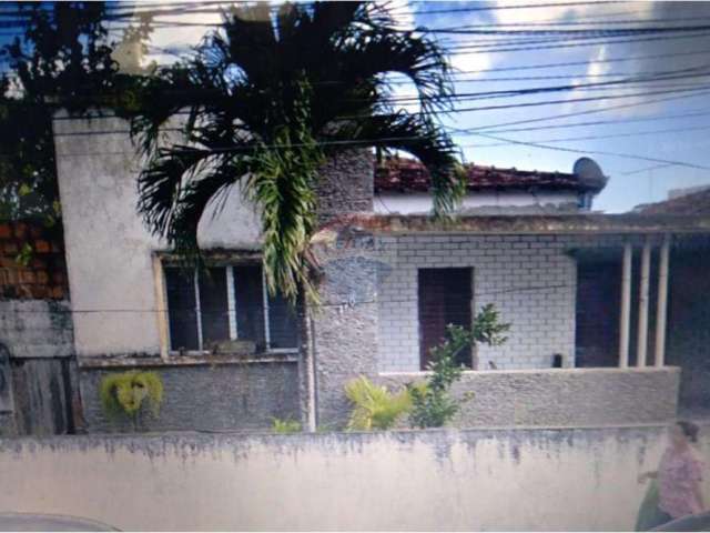 Casa a venda no centro com 2 quartos sendo 1 suites