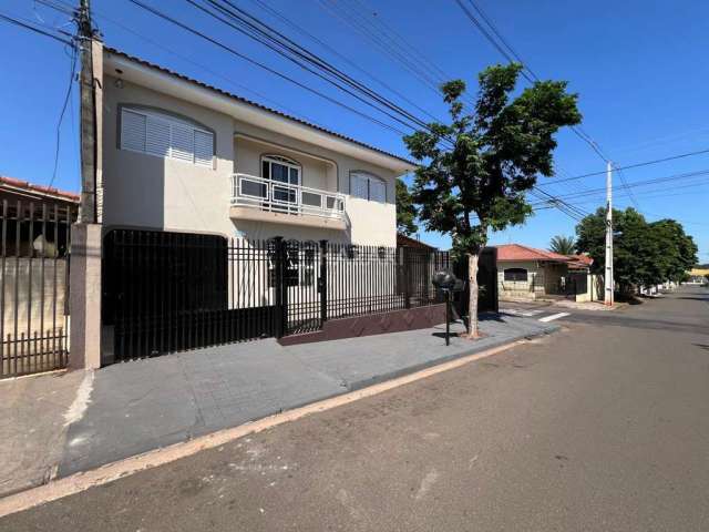 Sobrado para Venda em Maringá, Jardim América, 4 dormitórios, 1 suíte, 3 banheiros, 2 vagas