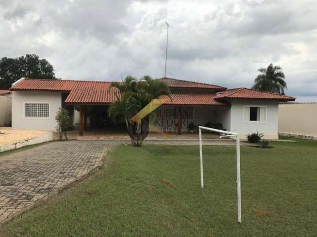 Casa à venda no Parque Xangrilá com 3 dormitórios (1 suíte) e garagem para 8 carros.