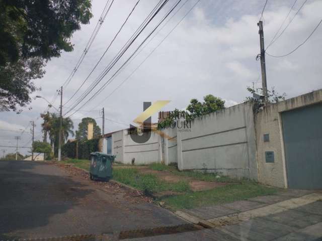 Casa à venda na região da Lagoa do Taquaral e Shopping Dom Pedro, 4 quartos, 2 suites, garagem para 20 autos, 670 m2 de construção e 2.500 m2 terreno.