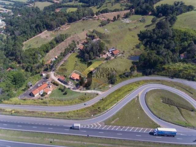 Sítio à Venda Itatiba 68.000 m2, na beira da D. Pedro, 6 casas , água de mina; rancho, paiol. Sabesp próxima com expansão da rede.