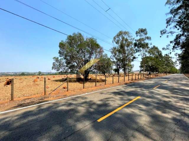 Área industrial à venda em Paulínia com 279.163,63 m², em frente a REPLAN, com acesso totalmente asfaltado e excelente topografia.