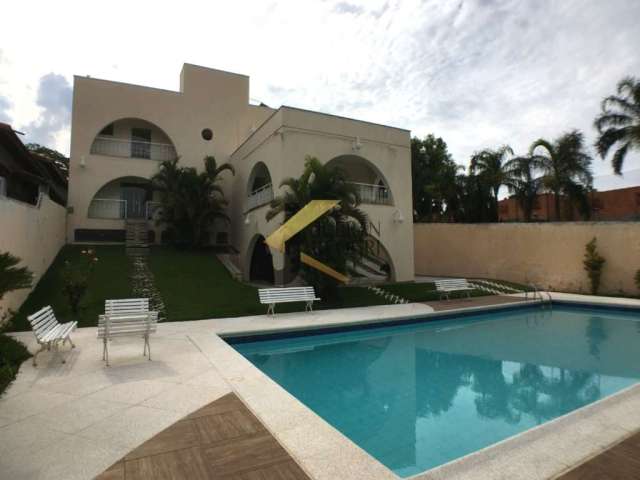 Casa à venda no Parque Taquaral - Campinas, com 4 suítes, piscina, churrasqueira e garagem para 10 carros.