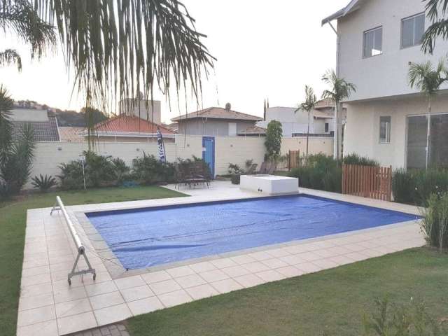 Casa à venda em condomínio no Santa Cândida, 3 suítes (1 closet), e garagem para 3 carros