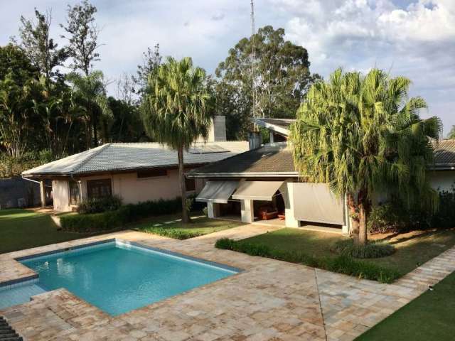 Casa em condomínio à venda na região do Gramado, com 4 suítes, piscina, salão de festas gourmet e garagem para vários autos