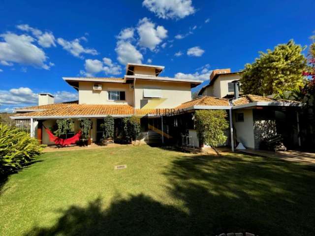 Casa em condomínio à venda em Sousas com 5 suítes (1 térrea), garagem para 9 carros (3 cobertas) e lazer comum de um verdadeiro clube.