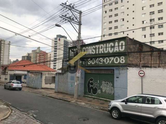 Barracão à venda no Centro, com 261 m² de construção e 650 m² de terreno e garagem para vários carros