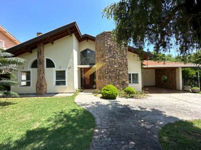 Casa térrea à venda em condomínio de alto padrão - Alphaville Campinas. Com suítes, piscina, espaço gourmet e garagem para vários carros