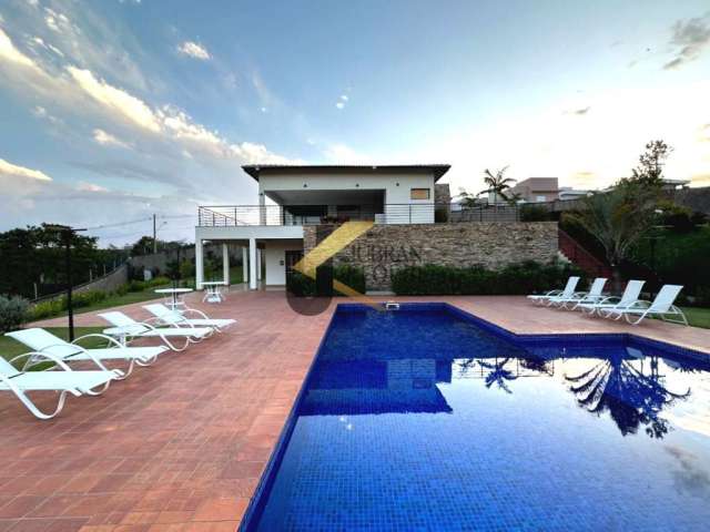 Casa à venda em condomínio na região do Alphaville com 3 suítes (1 térrea), espaço gourmet e garagem para vários carros.