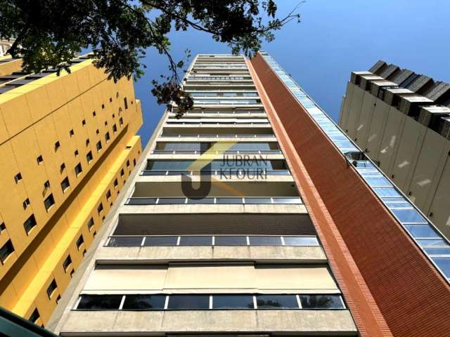 Apartamento à venda em Cambuí - Campinas, com 3 quartos (1 suíte máster e 2 americanas) e 2 garagens independentes no subsolo.