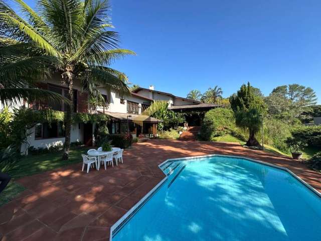 Casa em condomínio à venda no Gramado - Campinas, com 3 suítes, lazer privativo e garagem para vários carros.