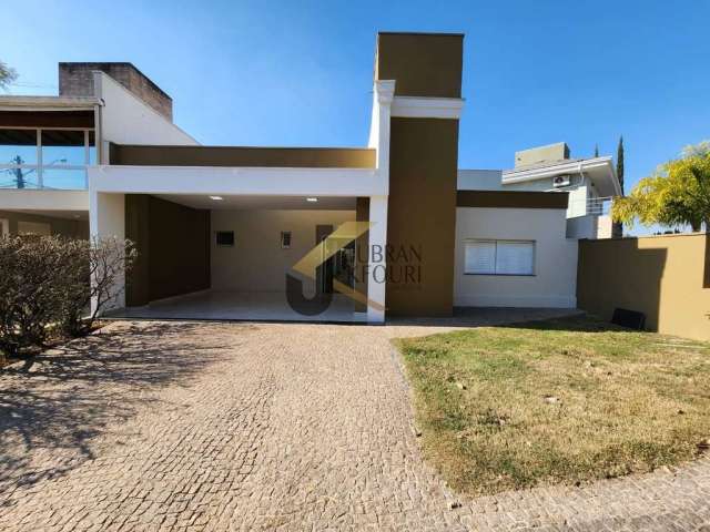 Casa à venda em condomínio de Valinhos, com 3 dormitórios (2 suítes) e garagem para vários carros.