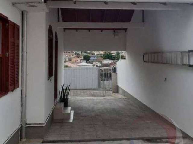 Casa Residencial de 4 dorms no bairro Capoeiras