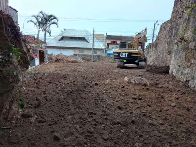 Terreno de 425m² no bairro Sambaqui