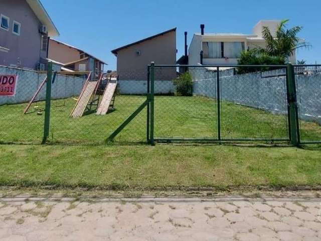 Terreno de 360m² no bairro Carianos