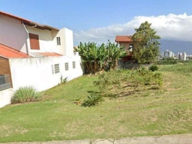 Terreno de 360 m² de áreal total na Pedra Branca