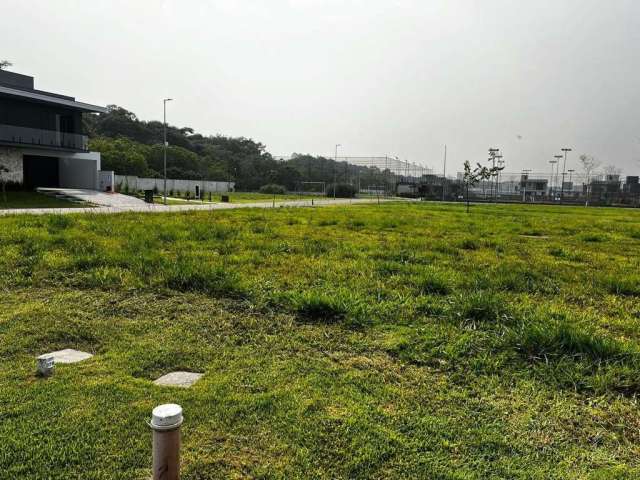 Terreno em condomínio fechado, com 300m² no bairro Pedra Branca.